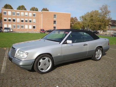 Gebraucht Mercedes E220 AMG 150 PS (110 kW) 1996 Silber Cabrio