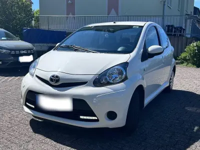 Używany Toyota Aygo 68 KM (50 kW) 2014 Biały Hatchback