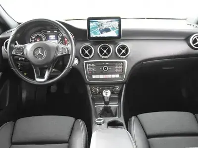 Gebraucht Mercedes A180 AMG line 122 PS (89 kW) 2018 Blau Limousine