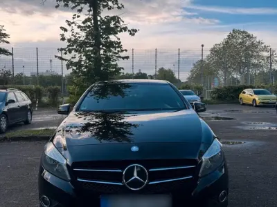 Gebraucht Mercedes A180 122 PS (89 kW) 2013 Schwarz Kleinwagen