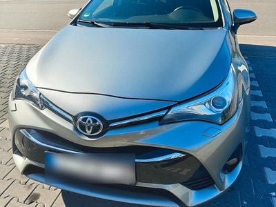 Gebraucht Toyota Avensis Premium 147 PS (108 kW) 2016 Grau Kombi