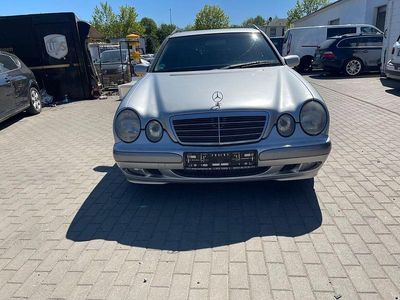 Usata Mercedes E220 Avantgarde 143 CV (105 kW) 2002 Argento Berlina