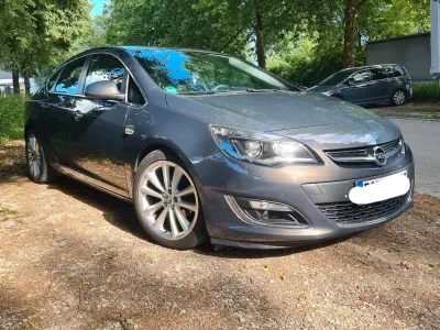 Gebraucht Opel Astra 140 PS (102 kW) 2013 Grau Limousine
