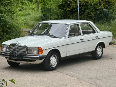 Gebraucht Mercedes E230 136 PS (100 kW) 1982 Weiß Limousine
