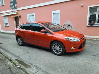 Używany Ford Focus 125 KM (91 kW) 2012 Pomarańczowy Sedan/Limuzyna