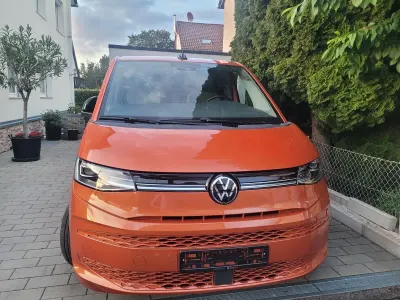 Gebraucht VW Multivan 150 PS (110 kW) 2023 Orange Van / Kleinbus