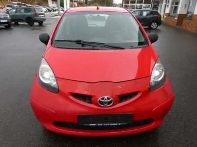 Gebraucht Toyota Aygo 68 PS (50 kW) 2008 Rot Kleinwagen