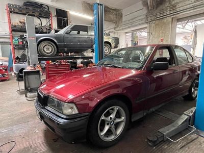 gebraucht BMW 318 E36 Limo i Tüv 03/25 Unten rum kein Rost !