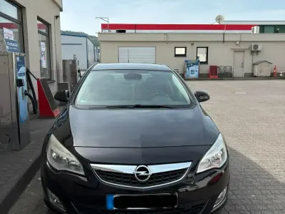 Gebraucht Opel Astra 116 PS (85 kW) 2010 Schwarz Kleinwagen