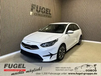Neu Kia Ceed Play 101 PS (74 kW) 2025 Casa white Kleinwagen