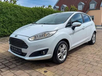 Używany Ford Fiesta Titanium 101 KM (74 kW) 2015 Biały Hatchback