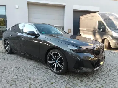Gebraucht BMW 550e M Sport 489 PS (359 kW) 2026 Grau Limousine