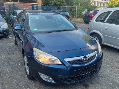 Gebraucht Opel Astra 110 PS (80 kW) 2012 Blau Kombi