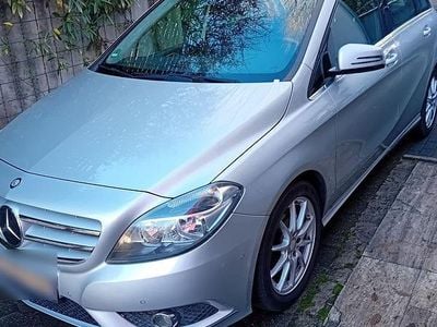 Gebraucht Mercedes B180 122 PS (89 kW) 2013 Silber Van / Kleinbus