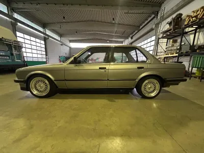 Gebraucht BMW 318 102 PS (75 kW) 1987 Silber Limousine