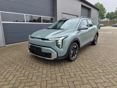 Neu Kia Stonic 116 PS (85 kW) 2026 Adventure green metallic SUV