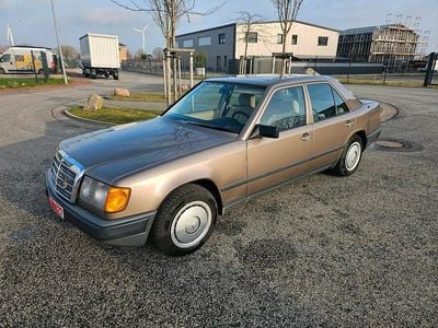 Braun Gebraucht 1990 Mercedes E230 Limousine | 8.950 €