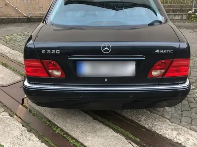Usata Mercedes E320 224 CV (164 kW) 1998 Andere farben Berlina