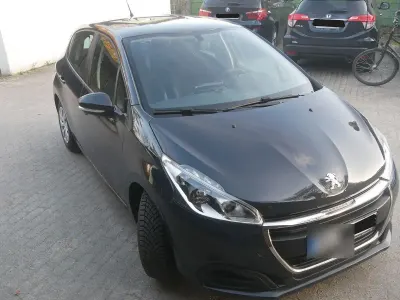 Gebraucht Peugeot 208 Allure 99 PS (72 kW) 2015 Schwarz Kleinwagen