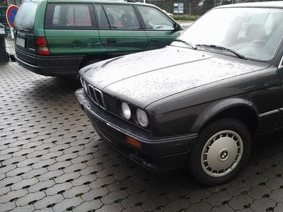 Schwarz metallic Gebraucht 1990 BMW 316 Limousine | 1.499 €