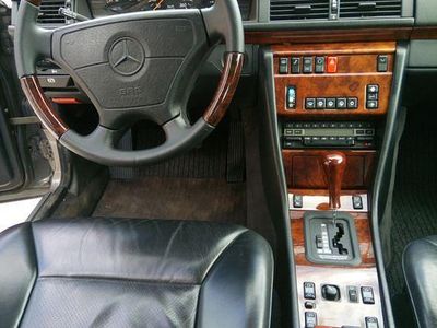 Usata Mercedes E400 279 CV (205 kW) 1992 Marrone Berlina