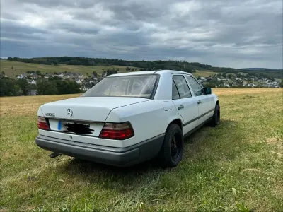Gebraucht Mercedes 300 109 PS (80 kW) 1988 Weiß Limousine