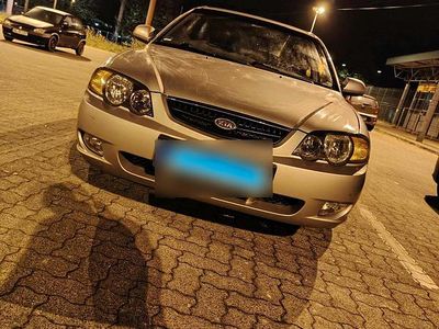 Używany Kia Shuma 101 KM (74 kW) 2003 Złoty Hatchback