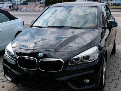 Schwarz Gebraucht 2015 BMW 218 Active Tourer Comfort Edition Van / Kleinbus | 12.300 € (Fairer Preis)