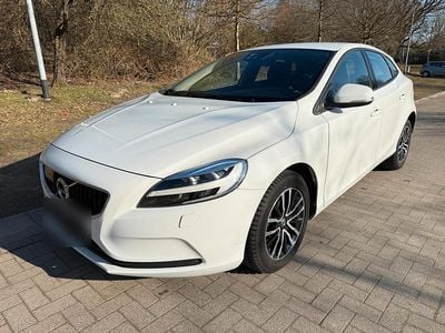Gebraucht Volvo V40 Momentum 120 PS (88 kW) 2017 Weiß Limousine