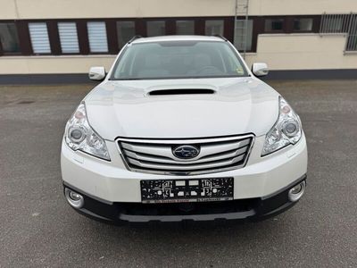 Weiß Gebraucht 2010 Subaru Outback Comfort SUV | 2.999 €