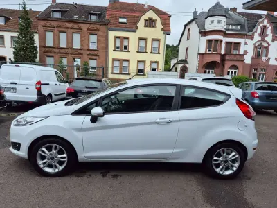 Gebraucht Ford Fiesta 60 PS (44 kW) 2017 Weiß Kleinwagen