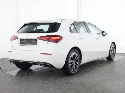 Gebraucht Mercedes A200 150 PS (110 kW) 2024 Unilack polarweiß Limousine