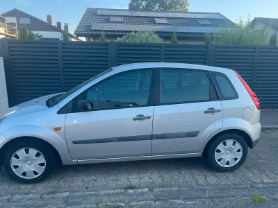 Gebraucht Ford Fiesta 90 PS (66 kW) 2006 Grau Kleinwagen
