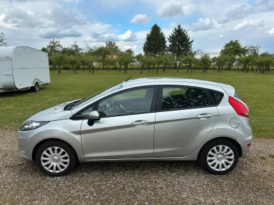 Używany Ford Fiesta 95 KM (69 kW) 2012 Srebrny Sedan/Limuzyna