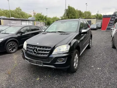 Gebraucht Mercedes ML350 231 PS (169 kW) 2010 Obsidianschwarz  metalliclack SUV