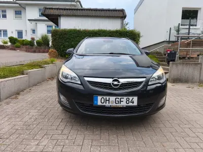Gebraucht Opel Astra 140 PS (102 kW) 2012 Schwarz Kombi