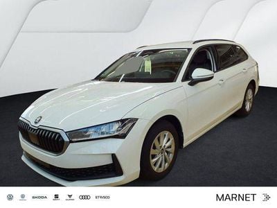 Gebraucht Skoda Superb Essence 150 PS (110 kW) 2025 Kristallweiß uni Kombi