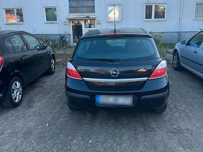Second-hand Opel Astra 105 CP (77 kW) 2004 Negru Hatchback