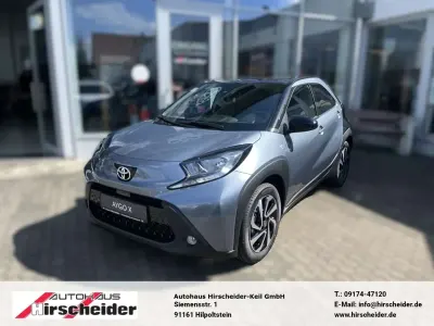 Neu Toyota Aygo X 72 PS (52 kW) 2026 Celestite grey (1k3)/ black mi SUV