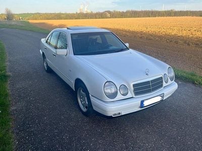 Usata Mercedes E290 Elegance 129 CV (94 kW) 1996 Bianco Berlina