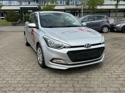 Gebraucht Hyundai i20 Trend 84 PS (61 kW) 2017 Silber Kleinwagen