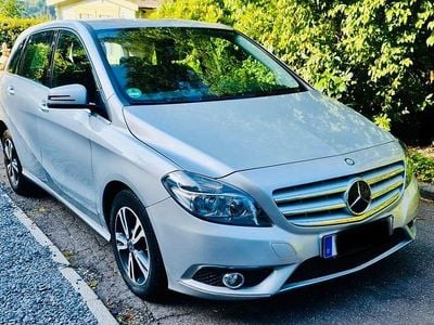 Gebraucht Mercedes B180 122 PS (89 kW) 2013 Silber Van / Kleinbus
