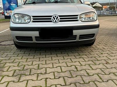 Grau Gebraucht 2001 VW Golf IV Kleinwagen | 1.650 € (Fairer Preis)