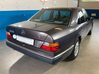 Gebraucht Mercedes E200 118 PS (86 kW) 1991 Schwarz Limousine