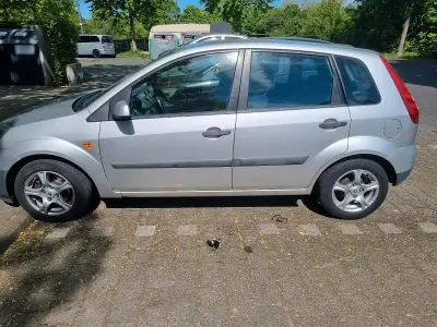 Gebraucht Ford Fiesta 80 PS (58 kW) 2006 Silber Kleinwagen
