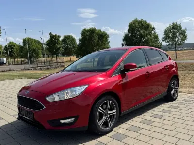 Gebraucht Ford Focus Trend 125 PS (91 kW) 2015 Rot Limousine