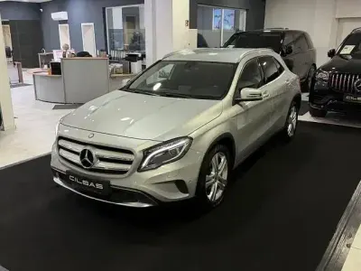 Usado Mercedes GLA220 Urban 170 HP (125 kW) 2015 Prateado SUV
