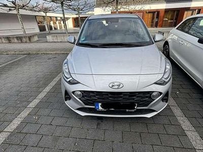 Gebraucht Hyundai i10 Trend 67 PS (49 kW) 2023 Silber Kleinwagen
