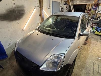 Gebraucht Ford Fiesta 85 PS (62 kW) 2005 Silber Kleinwagen
