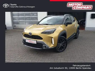 Gebraucht Toyota Yaris Advance 116 PS (85 kW) 2022 Warm gold metallic, dach schwarz Kleinwagen